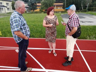 Starosta Ján Lukáč a riaditeľka Ivica Clementová na novej tartanovej dráhe.