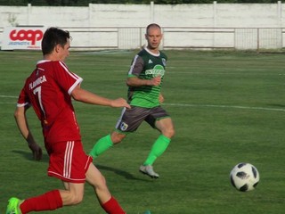 Plavnicu "zostrelil" hetrikom skúsený Pavol Cicman (vpravo).