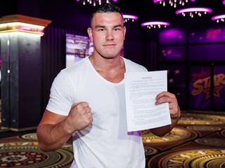 Tomáš Možný pózuje s novým kontraktom v Glory, najprestížnejšej federácii kickboxu.