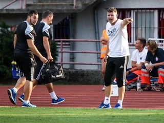 Marek Petruš (v bielom tričku) donedávna pôsobil v Tatrane Prešov. Teraz, už ako tréner Popradu, bude stáť na opačnej strane barikády.