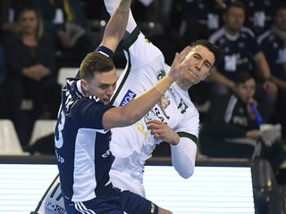 Spojkový univerzál Urban (s loptou) víta súperov, ktorí dokážu tím poriadne preveriť.