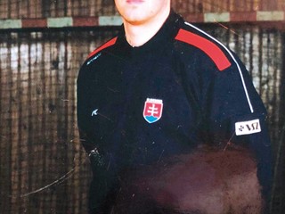 Kedysi. Dlhoročný hádzanársky člen národného tímu.