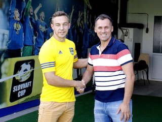 Oleg Višnevskij (vľavo) a športový riaditeľ FC Košice Pavol Turczyk po spečatení dohody.