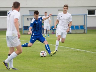 Ľubomír Korijkov (v modrom) hral naposledy za Lokomotívu ešte 31. mája 2017 proti Pohroniu. Posledné tri týždne čakal na vybavenie administratívnych prekážok.