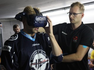 Erik Černák sa od hokejovej virtuálnej reality nevedel odtrhnúť.