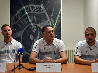 Na snímke zľava kapitán tímu Martin Straňovský, tréner Tatrana Prešov Slavko Goluža a generálny manažér Tatrana Prešov Miroslav Benický.