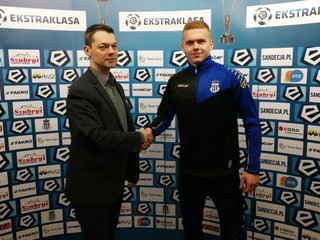 Keď mieril do Poľska. Futbalista z hornotoryského regiónu Jakub Grič (vpravo) vo farbách Sandecje s prezidentom klubu Grzegorzom Haslikom. Vrátil sa späť na Slovensko.