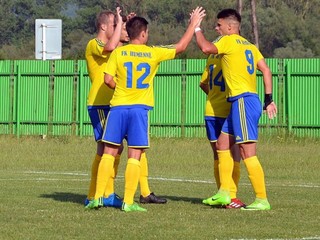 Na zahraničných futbalistov sa vo veľkej miere spolieha aj treťoligové Humenné.  Srbský tréner Puniša Memedovič má v mužstve aktuálne štyroch svojich krajanov.