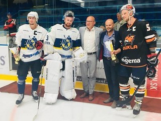 Dekorovanie víťazov po finálovom stretnutí. 