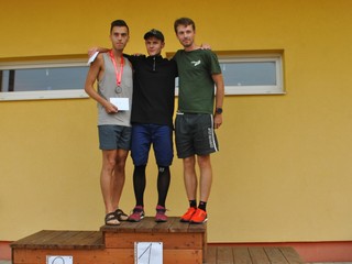 Muži do 39 rokov. V  strede víťaz Dominik Sopko. 