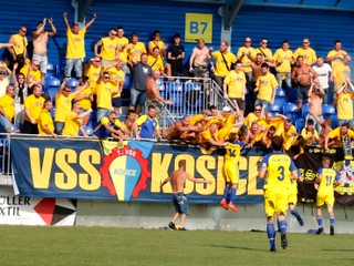 Dvojgólový strelec Filip Serečin (14) sa teší s fanúšikmi FC Košice, ktorí merali cestu pod Vihorlat.