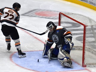 Miroslav Šimonovič si po dlhej dobe obliekol brankársky výstroj.