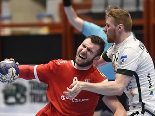 Roman Carapkin (vpravo) Považanom strelil gól takmer súčasne s klaksónom. 