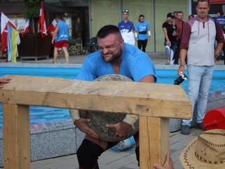 Najnáročnejšia disciplína - dvíhanie betónových gulí.