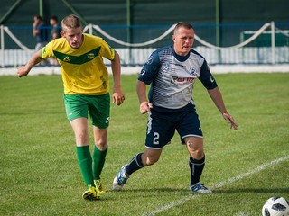 Giraltovský tréner Patrik Partila (vpravo) ide svojím zverencom príkladom i na trávniku.