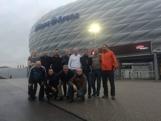 Popradskí internacionáli pred mníchovskou Allianz Arenou. Hore (zľava): Tkáč, Štefany, Jackovič, Dubec, Kavka, Šimšaj, Lopuch, Chmura, dole (zľava): Kšenzakovič, Kačmarčík, Pospíšil, Košťálik. Na fotografii chýba Dolinay. 