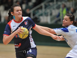 Aj nad štartom Šutranovej (s loptou) visí otáznik.