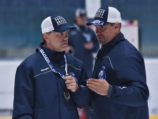 Tréner HK Poprad Roman Stantien (vľavo) chce z mužsstva dostať maximum.