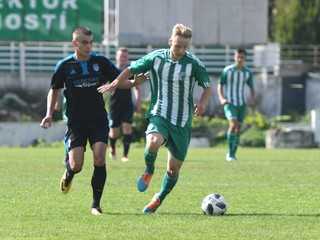 Zľava Jakub Babej (Bard. N. Ves) a Tomáš Štefaník (Prešov B), autor úvodného gólu Tatrana.