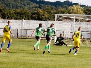 Košičan Višnevskij (vľavo) otvára z penalty skóre duelu v Šarišských Michaľanoch.