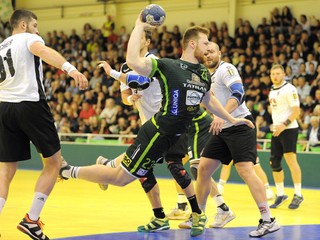 Leon Vučko (s loptou) musel v Breste do nemocnice, dnes chce ale na ihrisko.