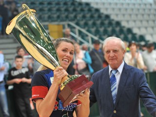 Bývalá kapitánka Katarína Pavúková s trofejou a prvým viceprezidentom SZH P. Palšom. Aktívnu činnosť musela zanechať. 