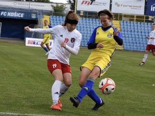 Útočníčke Lokomotívy Košice Patrícii Vaškovej (vpravo) sa zatiaľ medzi futbalovou elitou strelecky nedarí.