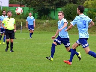 V Raslaviciach bolo cez víkend poriadne horúco. Archívna fotografia zachytáva tamojších futbalistov OFK SIM.