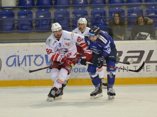 Radomír Heizer z HK Poprad (vpravo) a Balint Magosi z DVTK Jegesmedvék Miškovec (vľavo)