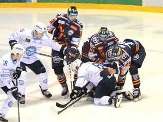 Slovinec Klemen Pretnar (druhý sprava) pomohol oceliarom k víťazstvu nad Nitrou dvoma asistenciami.