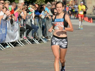 Medzi ženami obhájila na polovičnej maratónskej trati minuloročný triumf Veronika Zrastáková.