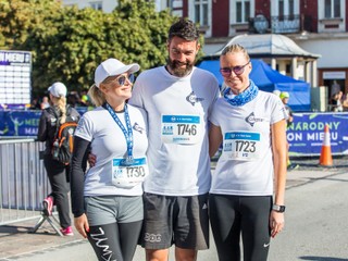 Zuzana Vačková (vľavo) s Matejom Spišiakom a Miroslavou Syllabovou v cieli. 