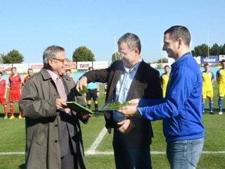 Eugen Magda (vľavo), predseda VsFZ Richard Havrilla a športový manažér FC Košice Roman Šimko pri krste knihy Krížom-krážom za európskym futbalom.
