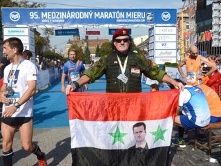 Polmaratón odbehol v sýrskej vojenskej uniforme