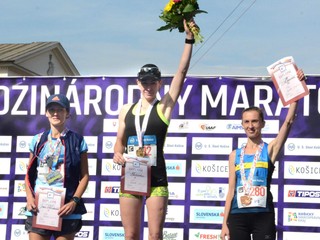 Katarína Lamiová (vpravo) s bronzovou medailou na M-SR v rámci MMM. 