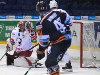 Puk po strele v sieti brankára Miškovca Duscheka znamenal vyrovnanie na 1:1. 