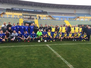 Spoločná fotografia ako cenná pamiatka pre aktérov derby legiend tradičných košických klubov.