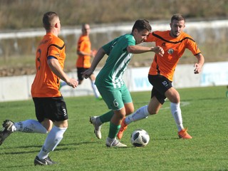 Prešovčan Rečičár v obkľúčení hráčov Krompách Tomaška (vľavo) a Jochmana.