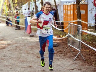 Michal Krajčík finišuje do cieľa pretekov.