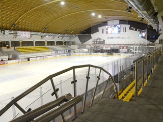 Hokejová aréna v Miškovci. Pred sezónou pridali 500 miest pre divákov.