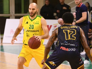 Boban Tomič z Levíc (vľavo) a Andrew Guillory zo Svitu