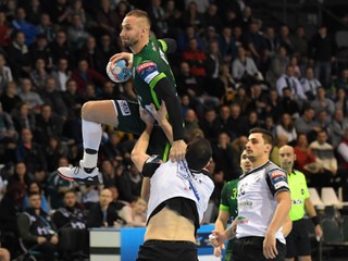 Dominik Krok (vo výskoku) nemal pôvodne hrať kvôli zraneniu, prognózy ale prevrátil naruby.