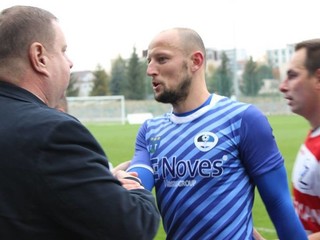 Karol Sedláček (v strede) v Spišskej Novej Vsi zostal aj napriek letnej neistote.