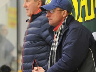 Manažér Šarišanky J. Sabol (v popredí s čiapkou) predpokladá, že vo finále sa stretne Prešov s Popradom.