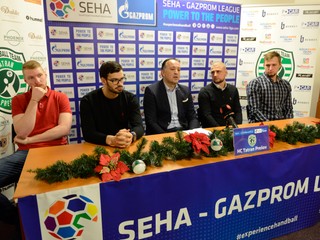 Početná prešovská enkláva na tlačovej konferencii pred súbojom s Brestom. Zľava Carapkin, Cvitkovič, tréner Goluža, generálny manažér Benický a Čupryna.