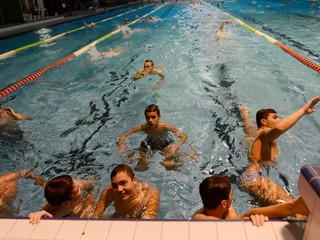 V obrazoch: V Košiciach skočili do bazéna stovky plavcov