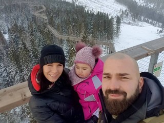 Tetyana Fiľková-Trehubová s dcérkou Arinkou a manželom Lukášom.