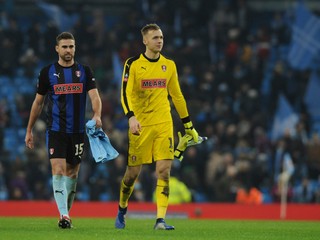 Futbalový gigant Manchester City v pohári druholigistu nešetril, slovenskému gólmanovi Marekovi Rodákovi (vpravo) nadelil sedem gólov.