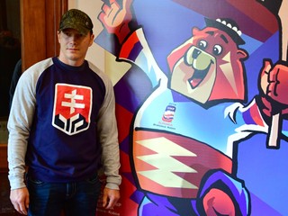 Kapitán HC Košice Ladislav Nagy s maskotom MS medveďom Macejkom, ktorého oficiálne pokrstia v sobotu na Štrbskom Plese.