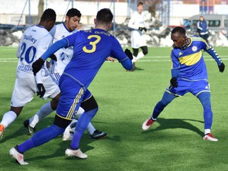 Na skúške vo Vranove je nigérijský záložník Kanu (vpravo).